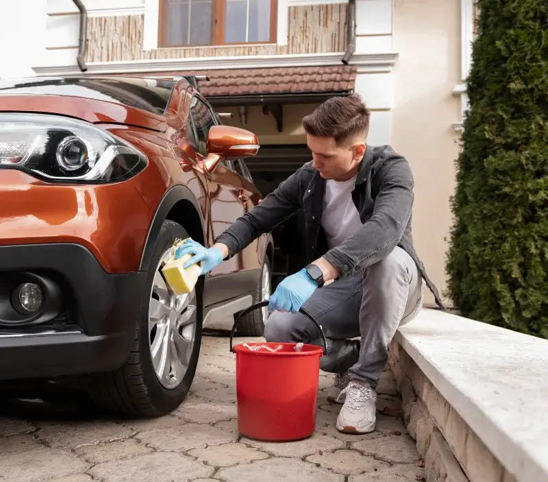 Lavage auto à domicile Noyant-de-Touraine : professionnel intervenant sur un véhicule